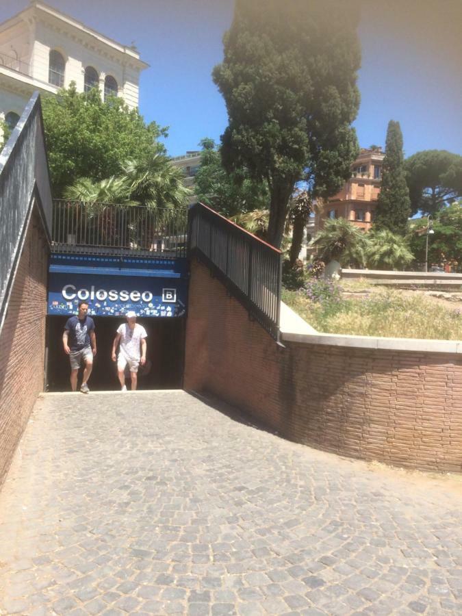 Casa Vacanza Colosseo Whole Holiday Home Apartment Da Pamino & Priscilla Rome Exterior photo